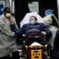 Sejumlah warga di sekitar Rumah Sakit Mount Sinai di Manhattan, New York City, Amerika Serikat, memberikan dukungan terhadap petugas medis, Senin (13/4) Foto: Reuters/Mike Segar