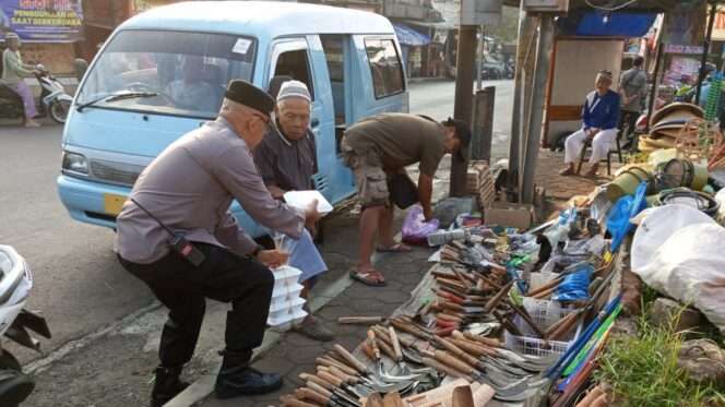 
					Polsek Karanganyar Bagikan Makanan dalam Program Jumat Berkah