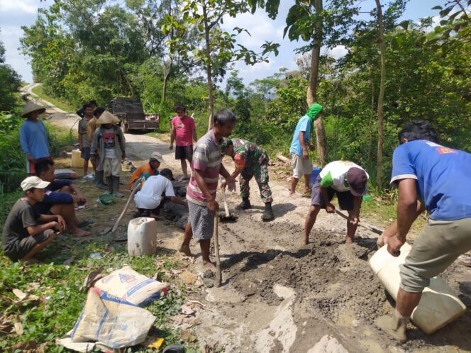 
					Gotong Royong di Desa Gilirejo: Kolaborasi Babinsa dan Warga Desa