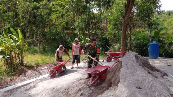 
					Kedekatan Babinsa dengan Masyarakat: Gotongroyong Pengecoran Jalan Desa Gondanglegi Boyolali