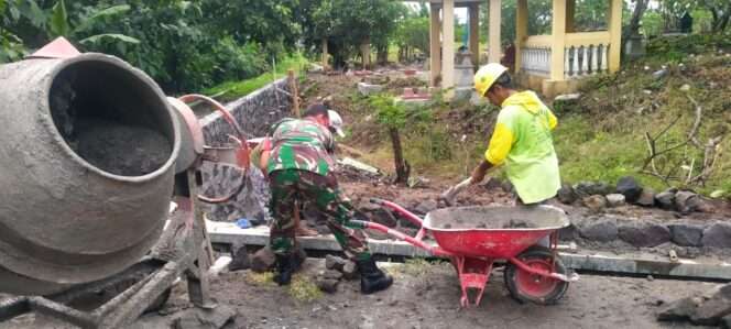 
					Karya Bakti Babinsa Koramil 11/Ngemplak dalam Pembuatan Talud Makam