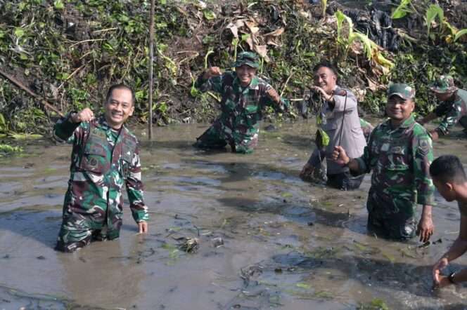 
					TNI-Polri dan Warga Bergotongroyong Normalisasi Sungai di Sukoharjo