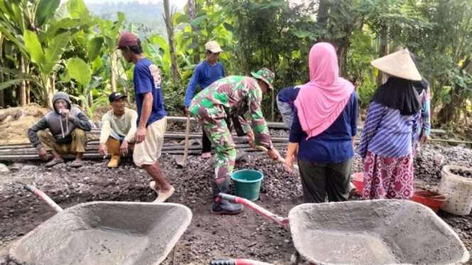 
					Gotongroyong Pengecoran Jalan Desa Pojok oleh Koramil 13/Nogosari dan Warga Masyarakat