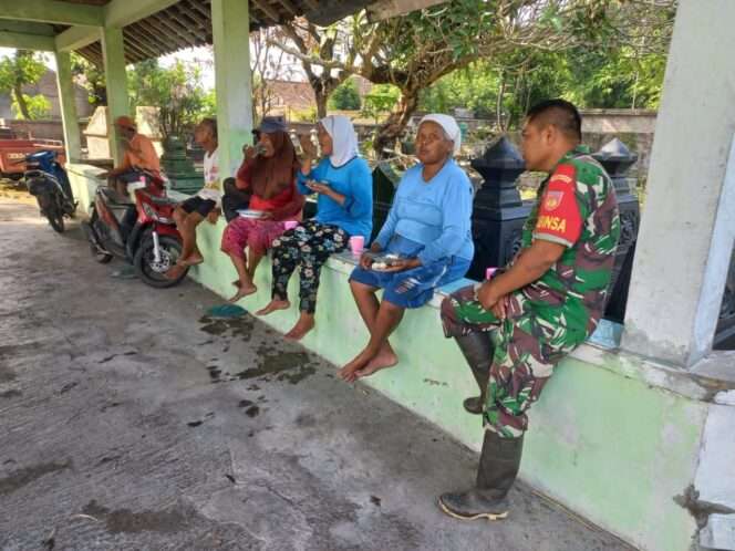 
					Babinsa Tegalrejo Boyolali Lakukan Komsos dengan Petani