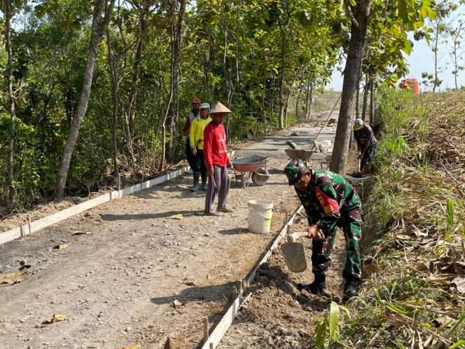 
					Babinsa Sertu Krido Pujoko Pimpin Pengurukan Jalan di Desa Bagor