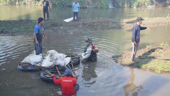 
					Babinsa Bersama Warga Gotongroyong Bersihkan Sungai Tawangsari Boyolali