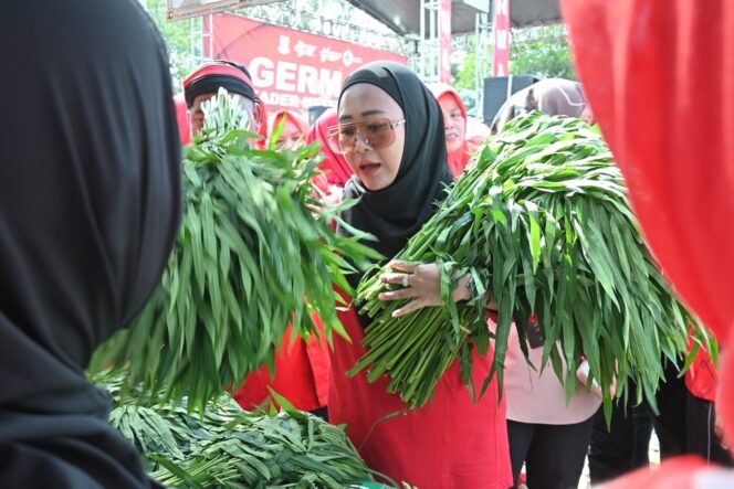 
					Bupati Petahana Tiwi Dorong Gerakan Hidup Sehat bersama Kelompok Tani Wanita di Purbalingga