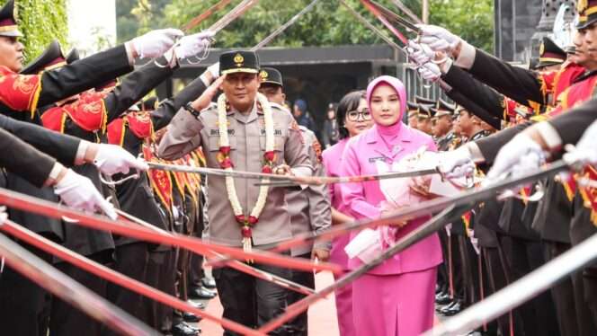 
					Tradisi Pedang Pora, Brigjen Pol Ribut Hari Wibowo Disambut Sebagai Kapolda Jateng yang Baru