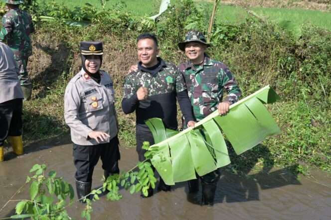 
					Menyoroti Kerja Nyata Karya Bhakti TNI-Polri di Sukoharjo: Sinergi untuk Alam dan Masyarakat