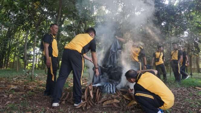 
					Aksi Bersih Lingkungan Polres Purbalingga di GOR Goentoer Darjono