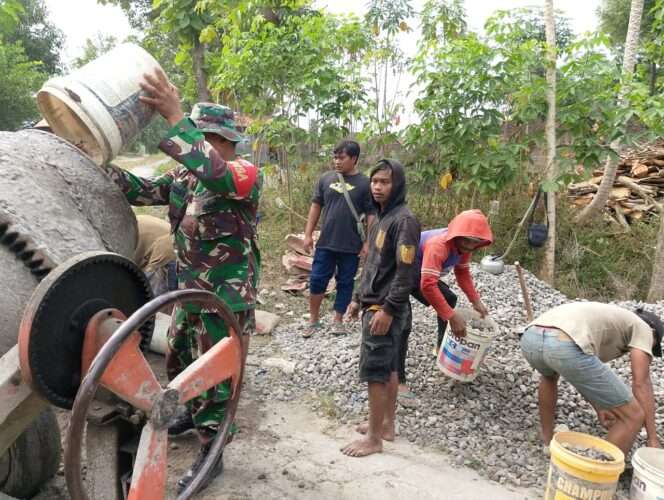 
					Babinsa Koramil 16/Miri Bantu Pengecoran Jalan di Desa Gilirejo Baru