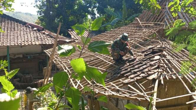 
					Kebersamaan TNI dan Warga Desa Bade dalam Pembongkaran Rumah Bapak Sumarjo