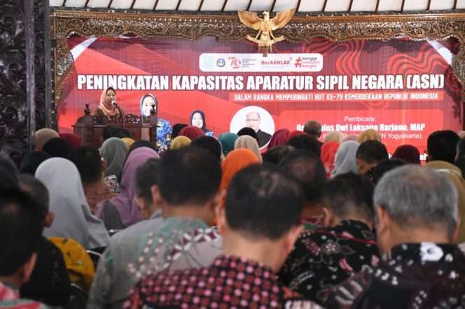 
					Bupati Petahana Purbalingga Berikan Penghargaan kepada ASN atas Kinerja Positif