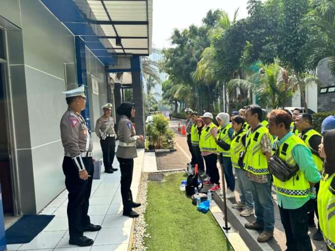 
					Pengamanan Ketat Kunjungan Paus Fransiskus di Jakarta: Relawan GBRP dan Polda Metro Jaya Sterilisasi Jalan